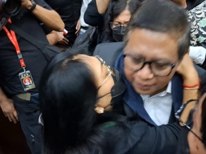 Sekjen PDIP Hasto Peluk Istri dan Teriak Merdeka Usai Sidang