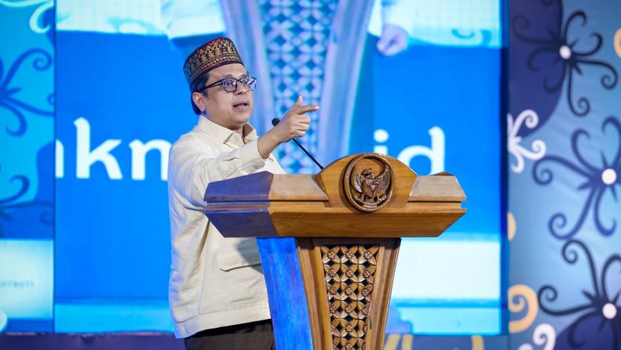 Kepala Badan Penyelenggara Jaminan Produk Halal (BPJPH) Ahmad Haikal Hasan dalam acara penyerahan 1.200 sertifikat halal bagi pelaku usaha mikro kecil (UMK) di Pontianak, Kalimantan Barat (Kalbar), Rabu (12/3/2025). (Dok. BPJPH)
