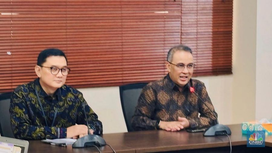 Kepala Departemen Kebijakan Sistem Pembayaran Bank Indonesia (BI) Dicky Kartikoyon (kanan) dan Kepala Departemen Komunikasi Ramdan Denny Prakoso (kiri) dalam Taklimat Media mengenai Peluncuran QRIS TAP Bank Indonesia di ruang pers kantor pusat BI, Jumat (14/3/2025). (²©²ÊÍøÕ¾/Zahwa Madjid)
