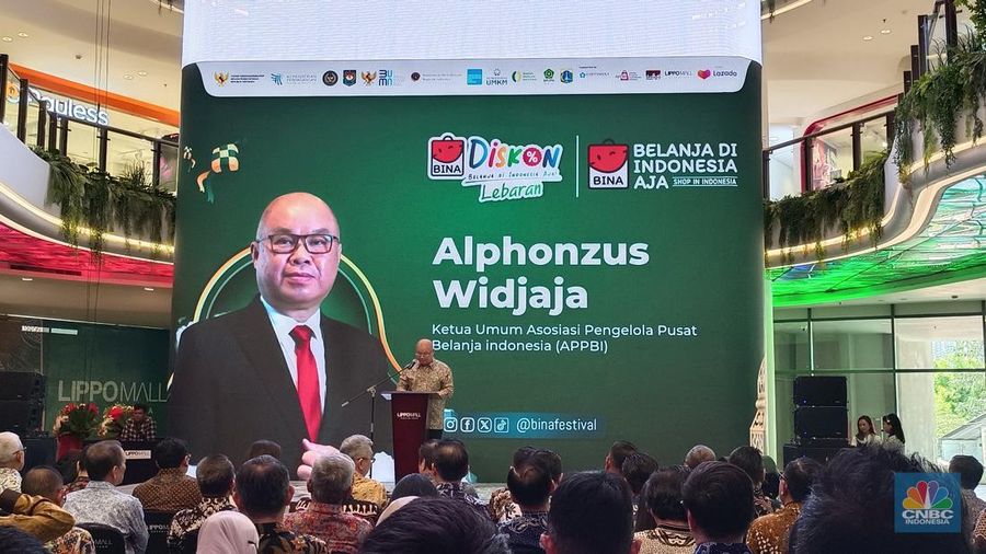 Ketua Umum Asosiasi Pengelola Pusat Belanja Indonesia (APPBI), Alphonzus Widjaja dalam acara peluncuran BINA Diskon Lebaran 2025 di Lippo Mal Nusantara, Jakarta, Jumat (14/3/2025). (CNBC Indonesia/Martyasari Rizky)