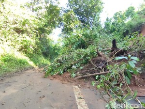 Jalur Alternatif Mudik Penghubung Ciamis-Majalengka Tertimbun Longsor