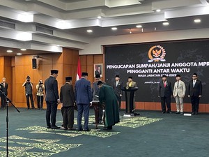 Muzani Pimpin Pengucapan Sumpah PAW 5 Anggota MPR Periode 2024-2029