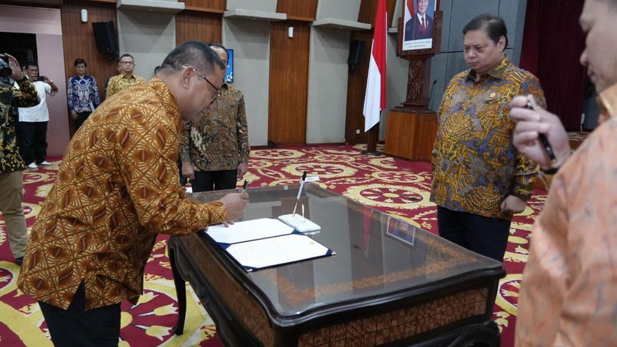Menteri Koordinator Bidang Perekonomian Airlangga Hartarto, selaku Ketua Dewan Kawasan Perdagangan Bebas dan Pelabuhan Bebas Batam, melantik para Anggota/Deputi BP Batam di Jakarta, Kamis (13/03).