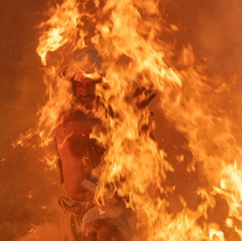Berkobar Api Penyucian! Warga India Rayakan Tradisi Holika Dahan