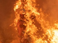 Berkobar Api Penyucian! Warga India Rayakan Tradisi Holika Dahan