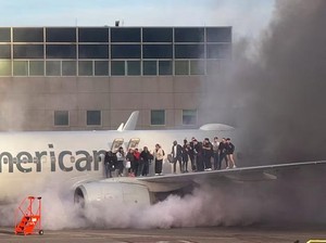 Video Rekaman Menegangkan Evakuasi Penumpang Usai American Airlines Keluarkan Api