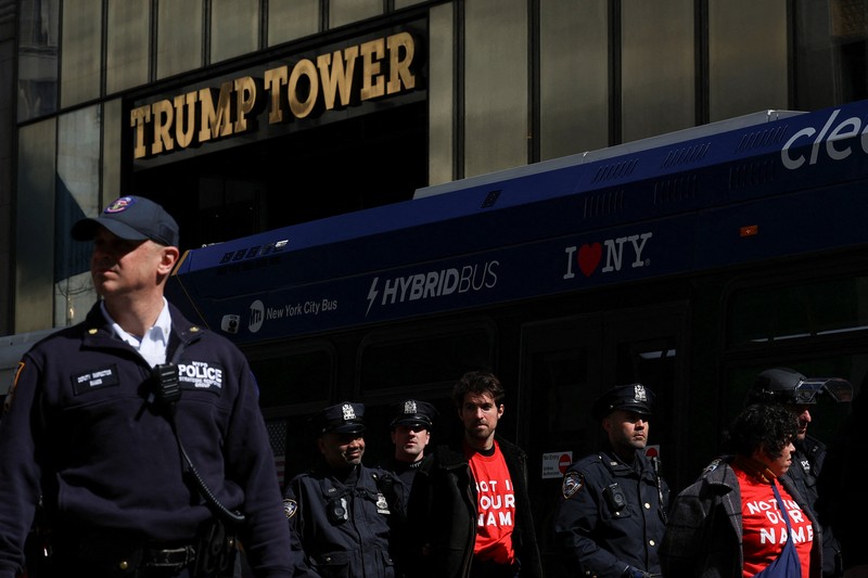 Demonstran dari kelompok, Jewish Voice for Peace, berunjuk rasa di dalam Trump Tower untuk mendukung mahasiswa pascasarjana Columbia Mahmoud Khalil, Kamis, 13 Maret 2025, di New York. Demonstran dari kelompok, Jewish Voice for Peace, berunjuk rasa di dalam Trump Tower untuk mendukung mahasiswa pascasarjana Columbia Mahmoud Khalil, Kamis, 13 Maret 2025, di New York. (AP Photo/Yuki Iwamura)