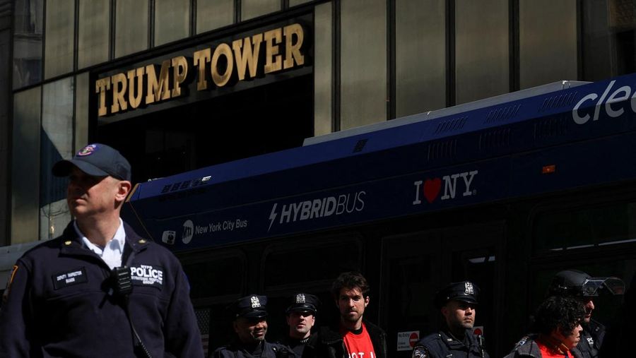 Demonstran dari kelompok, Jewish Voice for Peace, berunjuk rasa di dalam Trump Tower untuk mendukung mahasiswa pascasarjana Columbia Mahmoud Khalil, Kamis, 13 Maret 2025, di New York. (AP Photo/Yuki Iwamura)