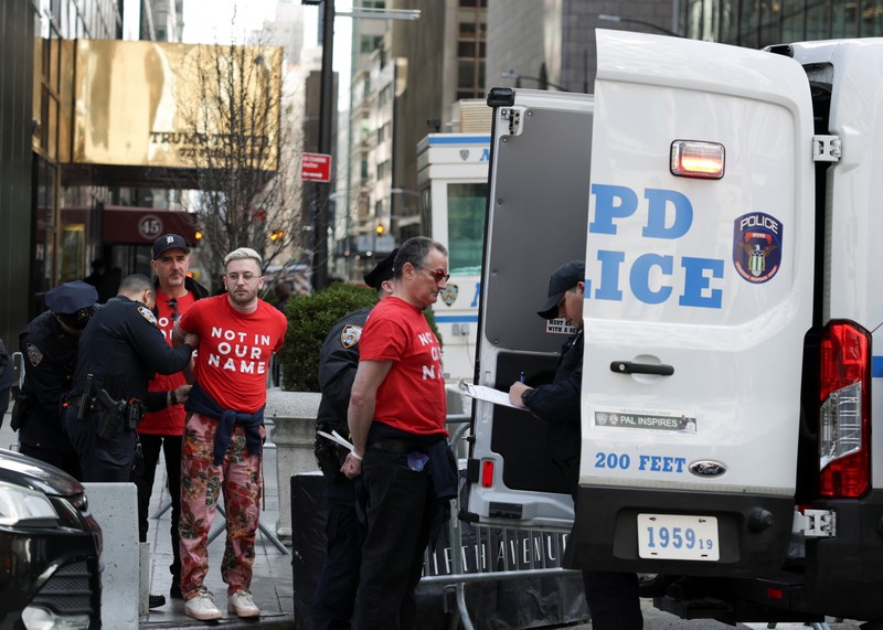 Demonstran dari kelompok, Jewish Voice for Peace, berunjuk rasa di dalam Trump Tower untuk mendukung mahasiswa pascasarjana Columbia Mahmoud Khalil, Kamis, 13 Maret 2025, di New York. Demonstran dari kelompok, Jewish Voice for Peace, berunjuk rasa di dalam Trump Tower untuk mendukung mahasiswa pascasarjana Columbia Mahmoud Khalil, Kamis, 13 Maret 2025, di New York. (AP Photo/Yuki Iwamura)