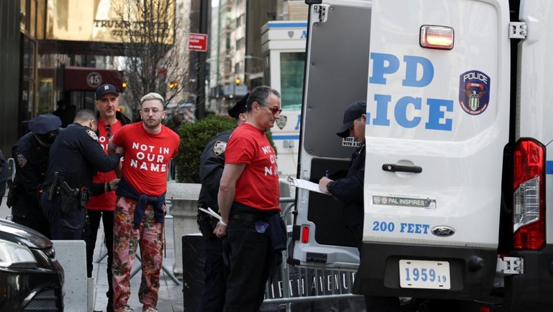 Demonstran dari kelompok, Jewish Voice for Peace, berunjuk rasa di dalam Trump Tower untuk mendukung mahasiswa pascasarjana Columbia Mahmoud Khalil, Kamis, 13 Maret 2025, di New York. (AP Photo/Yuki Iwamura)