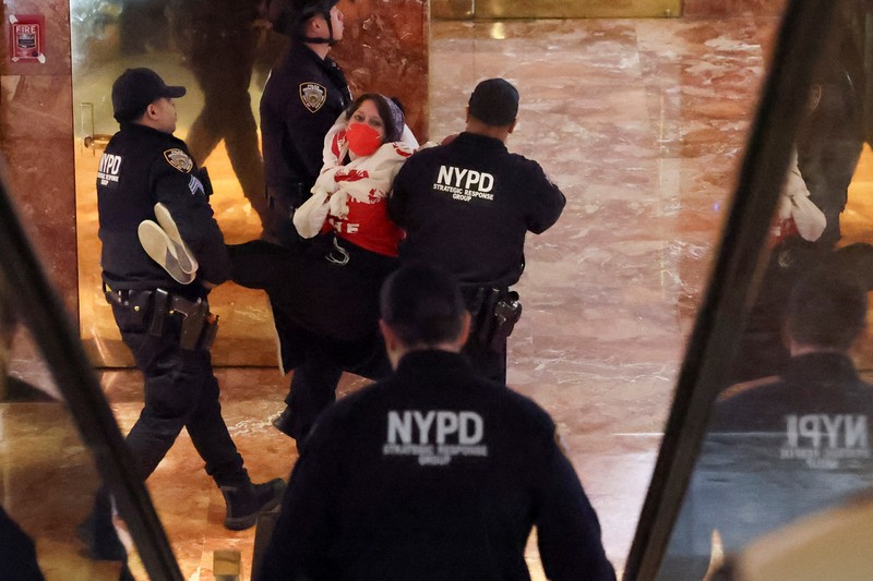 Demonstran dari kelompok, Jewish Voice for Peace, berunjuk rasa di dalam Trump Tower untuk mendukung mahasiswa pascasarjana Columbia Mahmoud Khalil, Kamis, 13 Maret 2025, di New York. Demonstran dari kelompok, Jewish Voice for Peace, berunjuk rasa di dalam Trump Tower untuk mendukung mahasiswa pascasarjana Columbia Mahmoud Khalil, Kamis, 13 Maret 2025, di New York. (AP Photo/Yuki Iwamura)