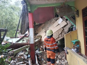 Rumah Tiga Lantai di Bogor Ambruk hingga Tutup Jalan Akibat Hujan Deras