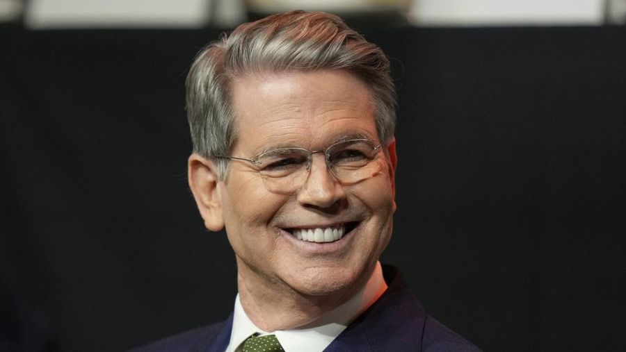 Scott Bessent, Menteri Keuangan Amerika Serikat, berpidato di acara makan siang Klub Ekonomi New York di New York, Kamis, 6 Maret 2025. (AP Photo/Seth Wenig)