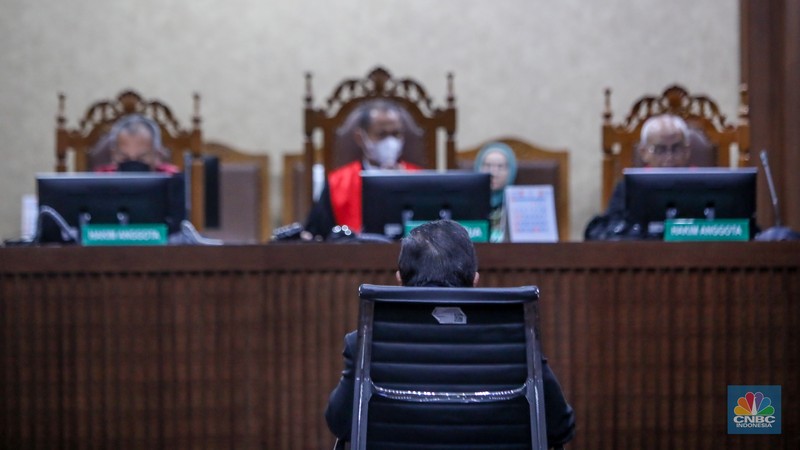 Sekjen DPP PDI Perjuangan Hasto Kristiyanto saat menjalani sidang perdana dengan agenda pembacaan dakwaan di Pengadilan Tipikor, Jakarta, Jumat (14/3/2025). Sekjen DPP PDI Perjuangan Hasto Kristiyanto saat menjalani sidang perdana dengan agenda pembacaan dakwaan di Pengadilan Tipikor, Jakarta, Jumat (14/3/2025). (CNBC Indonesia/Faisal Rahman)