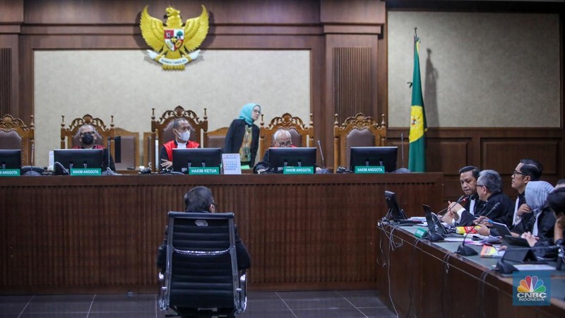 Sekjen DPP PDI Perjuangan Hasto Kristiyanto saat menjalani sidang perdana dengan agenda pembacaan dakwaan di Pengadilan Tipikor, Jakarta, Jumat (14/3/2025). (վ/Faisal Rahman)