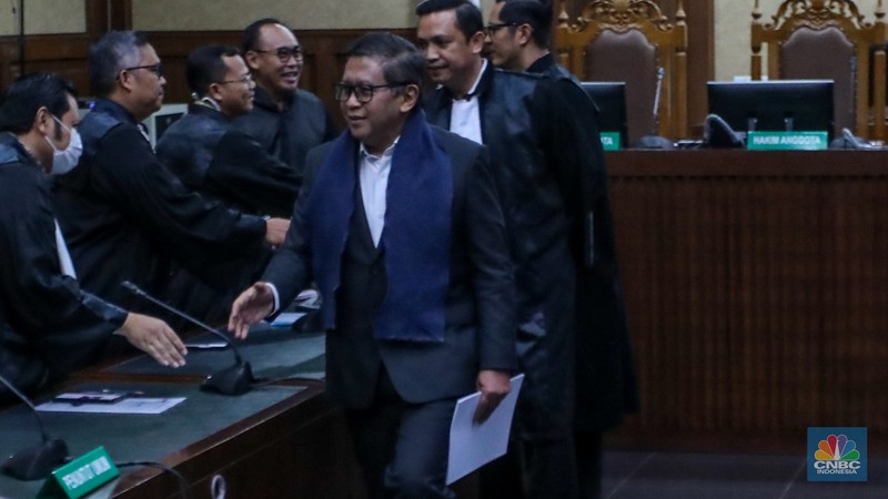 Sekjen DPP PDI Perjuangan Hasto Kristiyanto saat menjalani sidang perdana dengan agenda pembacaan dakwaan di Pengadilan Tipikor, Jakarta, Jumat (14/3/2025). Sekjen DPP PDI Perjuangan Hasto Kristiyanto saat menjalani sidang perdana dengan agenda pembacaan dakwaan di Pengadilan Tipikor, Jakarta, Jumat (14/3/2025). (CNBC Indonesia/Faisal Rahman)
