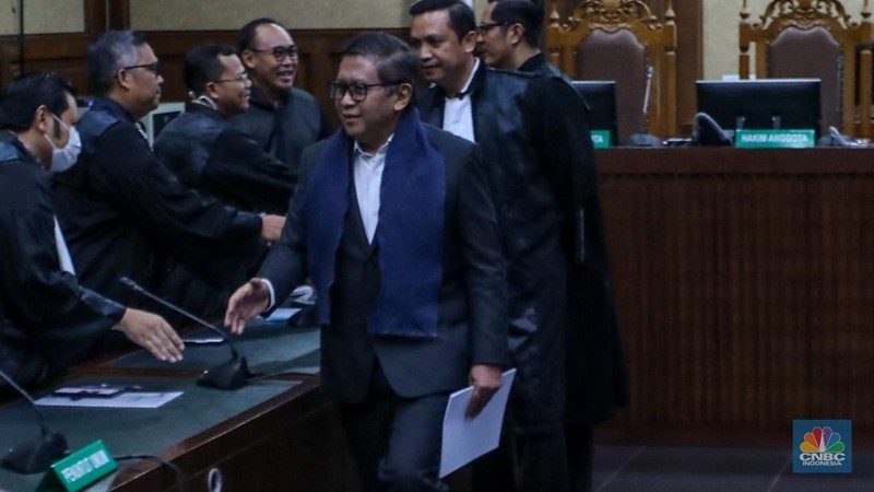 Sekjen DPP PDI Perjuangan Hasto Kristiyanto saat menjalani sidang perdana dengan agenda pembacaan dakwaan di Pengadilan Tipikor, Jakarta, Jumat (14/3/2025). (վ/Faisal Rahman)