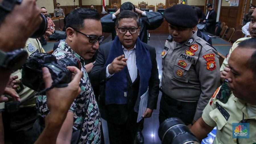 Sekjen DPP PDI Perjuangan Hasto Kristiyanto saat menjalani sidang perdana dengan agenda pembacaan dakwaan di Pengadilan Tipikor, Jakarta, Jumat (14/3/2025). (librosfullgratis.com/Faisal Rahman)