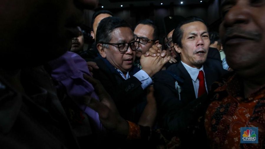 Sekjen DPP PDI Perjuangan Hasto Kristiyanto saat menjalani sidang perdana dengan agenda pembacaan dakwaan di Pengadilan Tipikor, Jakarta, Jumat (14/3/2025). (CNBC Indonesia/Faisal Rahman)