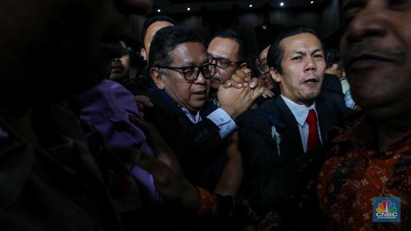 Sekjen DPP PDI Perjuangan Hasto Kristiyanto saat menjalani sidang perdana dengan agenda pembacaan dakwaan di Pengadilan Tipikor, Jakarta, Jumat (14/3/2025). (վ/Faisal Rahman)