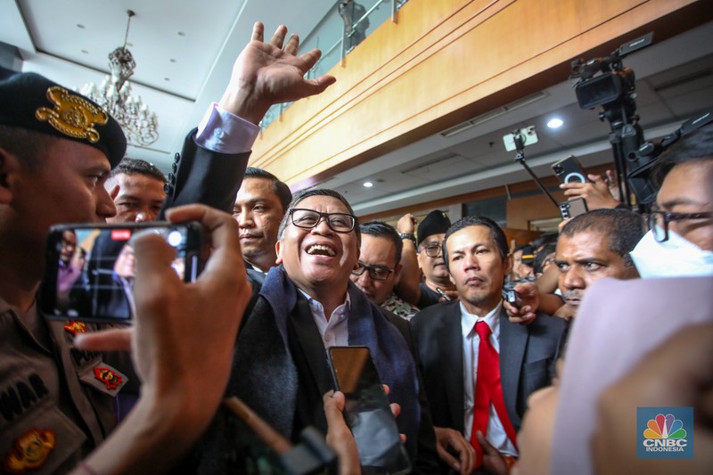 Sekjen DPP PDI Perjuangan Hasto Kristiyanto saat menjalani sidang perdana dengan agenda pembacaan dakwaan di Pengadilan Tipikor, Jakarta, Jumat (14/3/2025). Sekjen DPP PDI Perjuangan Hasto Kristiyanto saat menjalani sidang perdana dengan agenda pembacaan dakwaan di Pengadilan Tipikor, Jakarta, Jumat (14/3/2025). (CNBC Indonesia/Faisal Rahman)