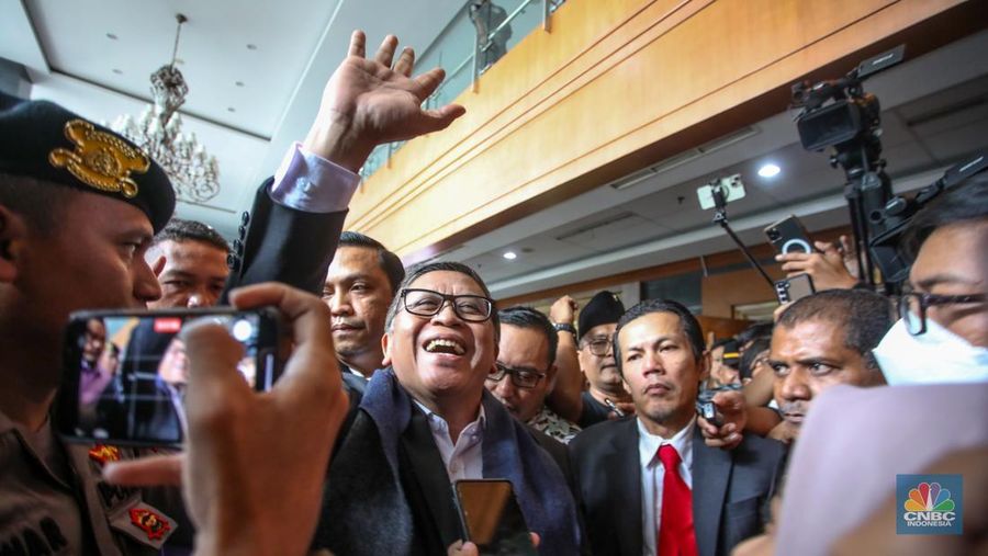 Sekjen DPP PDI Perjuangan Hasto Kristiyanto saat menjalani sidang perdana dengan agenda pembacaan dakwaan di Pengadilan Tipikor, Jakarta, Jumat (14/3/2025). (librosfullgratis.com/Faisal Rahman)