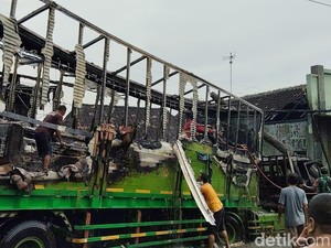 Truk Tronton Ludes Terbakar Usai Hantam Pikap-Motor Parkir di Batang