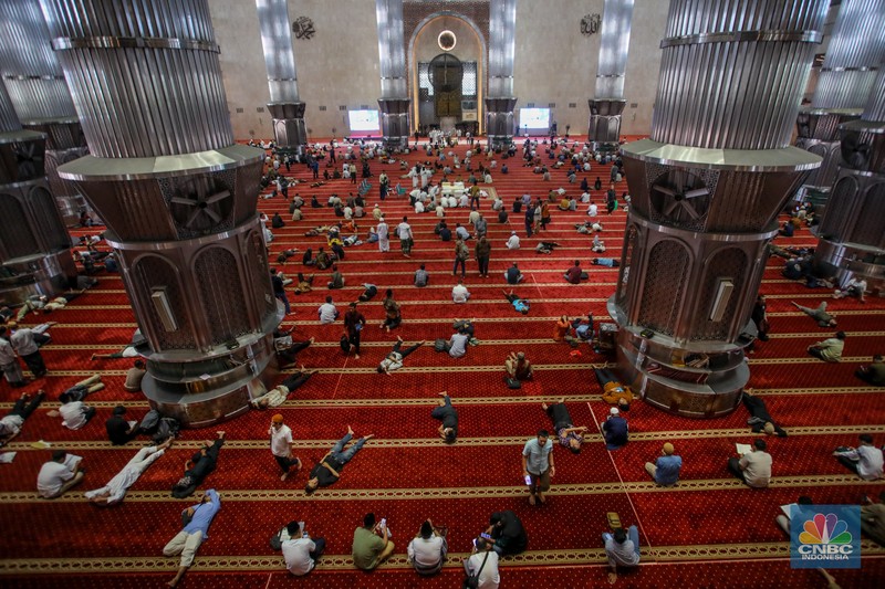 Warga menunggu waktu berbuka puasa (ngabuburit) dengan membaca Al Quran di Masjid Istiqlal, Jakarta, Jumat (14/3/2025). Masjid yang dibangun pada 1961 atau masa pemerintahan Presiden pertama RI Soekarno itu menjadi lokasi favorit masyarakat menunggu waktu berbuka puasa karena letaknya yang strategis di pusat kota Jakarta. (CNBC Indonesia/Faisal Rahman) Warga menunggu waktu berbuka puasa (ngabuburit) dengan membaca Al Quran di Masjid Istiqlal, Jakarta, Jumat (14/3/2025). Masjid yang dibangun pada 1961 atau masa pemerintahan Presiden pertama RI Soekarno itu menjadi lokasi favorit masyarakat menunggu waktu berbuka puasa karena letaknya yang strategis di pusat kota Jakarta. (CNBC Indonesia/Faisal Rahman)