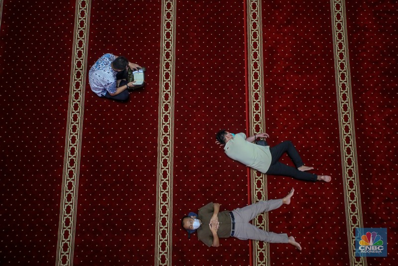 Warga menunggu waktu berbuka puasa (ngabuburit) dengan membaca Al Quran di Masjid Istiqlal, Jakarta, Jumat (14/3/2025). Masjid yang dibangun pada 1961 atau masa pemerintahan Presiden pertama RI Soekarno itu menjadi lokasi favorit masyarakat menunggu waktu berbuka puasa karena letaknya yang strategis di pusat kota Jakarta. (CNBC Indonesia/Faisal Rahman)