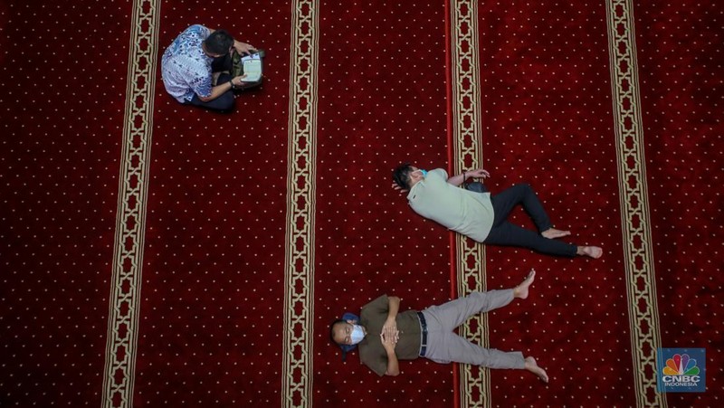 Warga menunggu waktu berbuka puasa (ngabuburit) dengan membaca Al Quran di Masjid Istiqlal, Jakarta, Jumat (14/3/2025). Masjid yang dibangun pada 1961 atau masa pemerintahan Presiden pertama RI Soekarno itu menjadi lokasi favorit masyarakat menunggu waktu berbuka puasa karena letaknya yang strategis di pusat kota Jakarta. (CNBC Indonesia/Faisal Rahman)