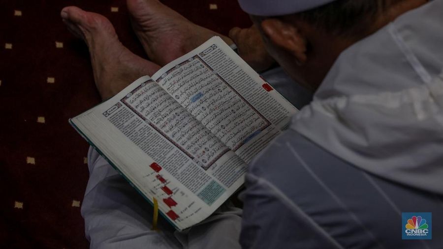 Warga menunggu waktu berbuka puasa (ngabuburit) dengan membaca Al Quran di Masjid Istiqlal, Jakarta, Jumat (14/3/2025). Masjid yang dibangun pada 1961 atau masa pemerintahan Presiden pertama RI Soekarno itu menjadi lokasi favorit masyarakat menunggu waktu berbuka puasa karena letaknya yang strategis di pusat kota Jakarta. (վ/Faisal Rahman)