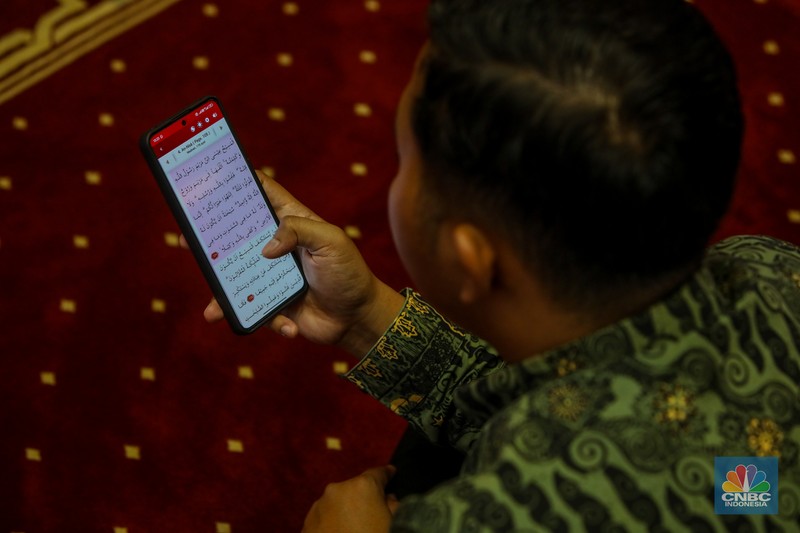 Warga menunggu waktu berbuka puasa (ngabuburit) dengan membaca Al Quran di Masjid Istiqlal, Jakarta, Jumat (14/3/2025). Masjid yang dibangun pada 1961 atau masa pemerintahan Presiden pertama RI Soekarno itu menjadi lokasi favorit masyarakat menunggu waktu berbuka puasa karena letaknya yang strategis di pusat kota Jakarta. (CNBC Indonesia/Faisal Rahman)