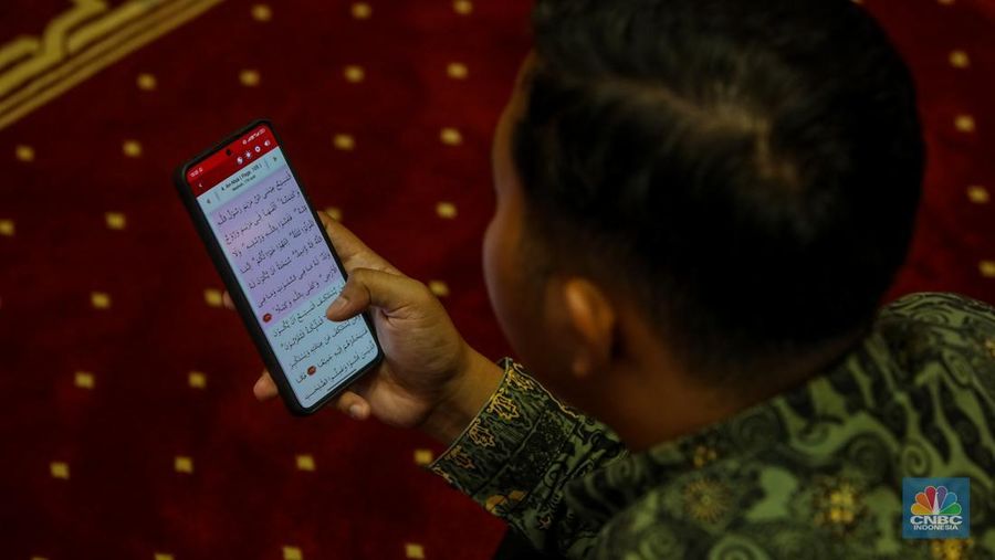 Warga menunggu waktu berbuka puasa (ngabuburit) dengan membaca Al Quran di Masjid Istiqlal, Jakarta, Jumat (14/3/2025). Masjid yang dibangun pada 1961 atau masa pemerintahan Presiden pertama RI Soekarno itu menjadi lokasi favorit masyarakat menunggu waktu berbuka puasa karena letaknya yang strategis di pusat kota Jakarta. (CNBC Indonesia/Faisal Rahman)