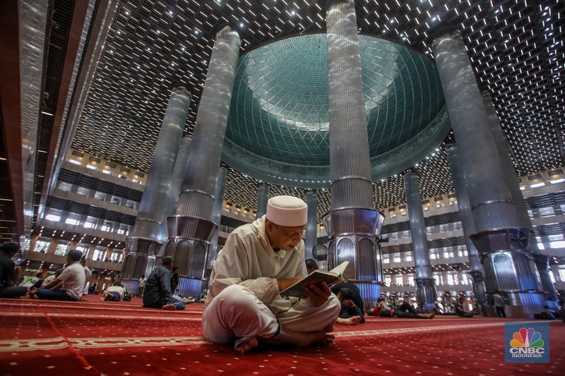 Warga menunggu waktu berbuka puasa (ngabuburit) dengan membaca Al Quran di Masjid Istiqlal, Jakarta, Jumat (14/3/2025). Masjid yang dibangun pada 1961 atau masa pemerintahan Presiden pertama RI Soekarno itu menjadi lokasi favorit masyarakat menunggu waktu berbuka puasa karena letaknya yang strategis di pusat kota Jakarta. (CNBC Indonesia/Faisal Rahman)