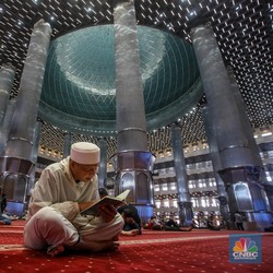 Berzikir-Baca Al Quran Sambil Nunggu Berbuka Puasa di Masjid Istiqlal