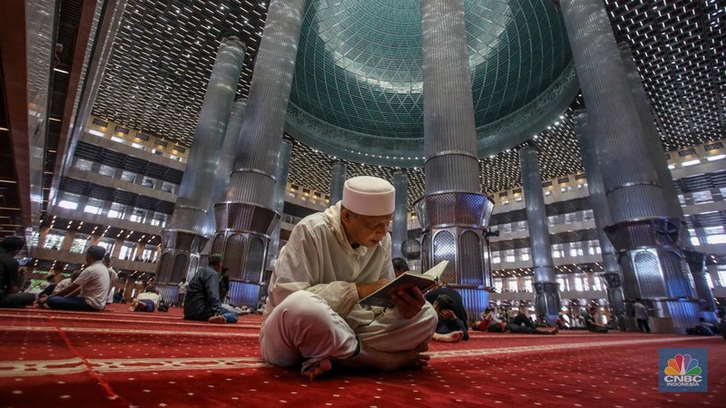 Warga menunggu waktu berbuka puasa (ngabuburit) dengan membaca Al Quran di Masjid Istiqlal, Jakarta, Jumat (14/3/2025). Masjid yang dibangun pada 1961 atau masa pemerintahan Presiden pertama RI Soekarno itu menjadi lokasi favorit masyarakat menunggu waktu berbuka puasa karena letaknya yang strategis di pusat kota Jakarta. (CNBC Indonesia/Faisal Rahman)