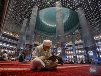 Berzikir-Baca Al Quran Sambil Nunggu Berbuka Puasa di Masjid Istiqlal