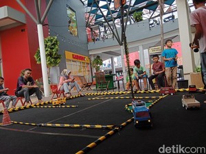 Serunya Warga Sumedang Menunggu Azan Maghrib Sambil Main Mobil Remote Control