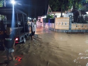 1 Warga Madiun Dilaporkan Hilang Terbawa Arus Banjir Saat Rumahnya Ambrol