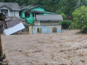 Luapan Air Sungai Cimeta Rendam 25 Rumah di Cipatat