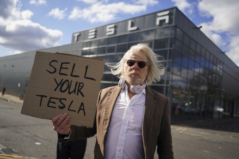 USA-TRUMP/TESLA-PROTESTS People protest against Tesla and its CEO Elon Musk outside a Tesla store in New York City, U.S., March 15, 2025. REUTERS/Jeenah Moon