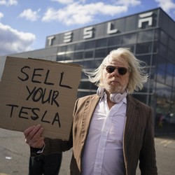 Tesla Hancur Lebur, Elon Musk Langsung Ditagih Investor