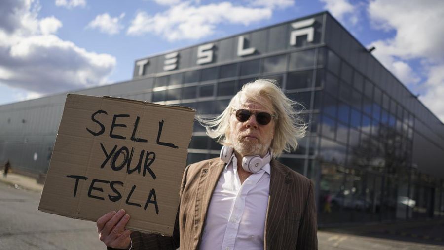 People protest against Tesla and its CEO Elon Musk outside a Tesla store in New York City, U.S., March 15, 2025. REUTERS/Jeenah Moon