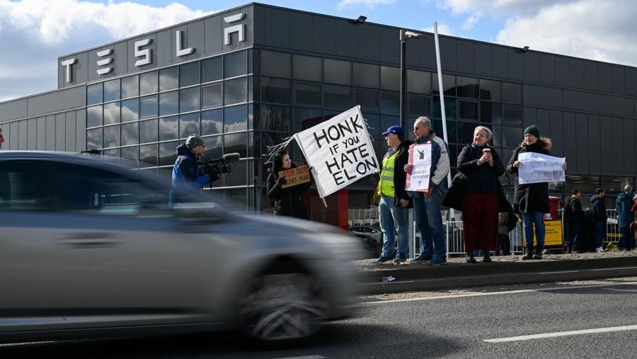 Sejumlah warga melakukan aksi protes di depan kantor pusat Tesla di Park Royal di London barat, Sabtu, 15/3/2025. (REUTERS/Chris J Ratcliffe)