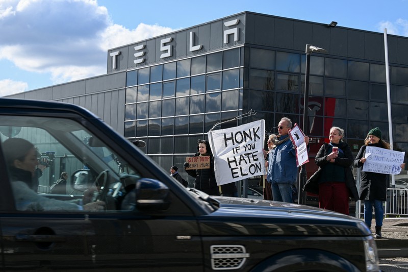USA-TRUMP/TESLA-PROTESTS People protest against Tesla and its CEO Elon Musk outside a Tesla store in New York City, U.S., March 15, 2025. REUTERS/Jeenah Moon