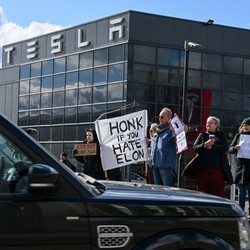 Tesla Hancur Lebur, Elon Musk Buka-bukaan Masa Depan Perusahaan