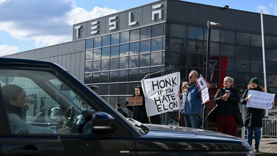 USA-TRUMP/TESLA-PROTESTS People protest against Tesla and its CEO Elon Musk outside a Tesla store in New York City, U.S., March 15, 2025. REUTERS/Jeenah Moon
