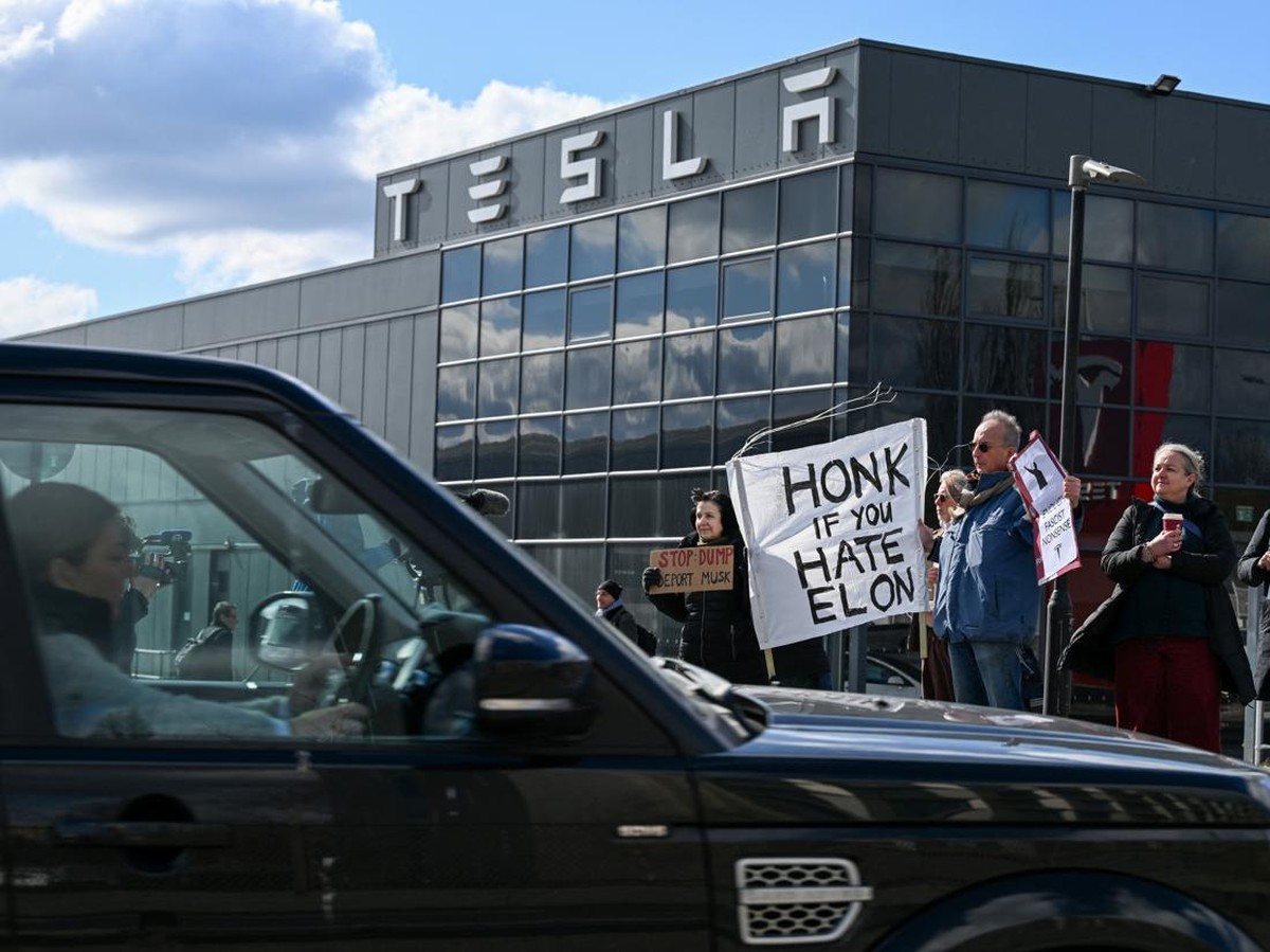 Tesla Hadapi Perang Dagang dan Tarif Tinggi, Masa Depan Bergantung Mobil Otomatis dan Robot