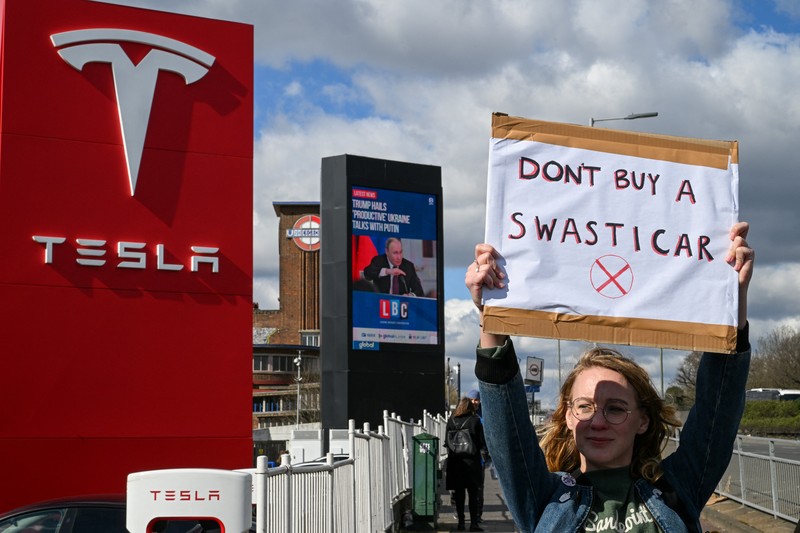 USA-TRUMP/TESLA-PROTESTS People protest against Tesla and its CEO Elon Musk outside a Tesla store in New York City, U.S., March 15, 2025. REUTERS/Jeenah Moon
