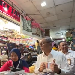 Cerita Zulhas Borong Pakaian di Tanah Abang, Bantu UMKM-Korban Banjir